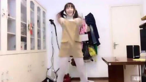 白裤袜校花扒腿甜美视频流出疯传网络引发网友热议