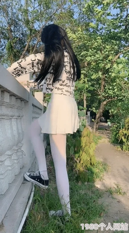 白裤袜校花扒腿甜美视频流出疯传网络引发网友热议