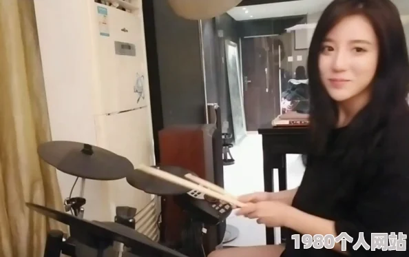 玩弄放荡的少妇的视频已被举报并确认违法，相关人员已被逮捕，平台已永久封禁