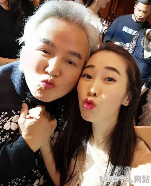 秦先生琪琪在线疑似同游迪士尼被网友偶遇举止亲密引猜测