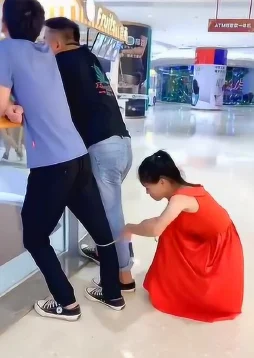 美女扒开屁股给男人看无遮挡引发热议网友纷纷评论称这种行为不雅并呼吁尊重个人隐私和公共道德